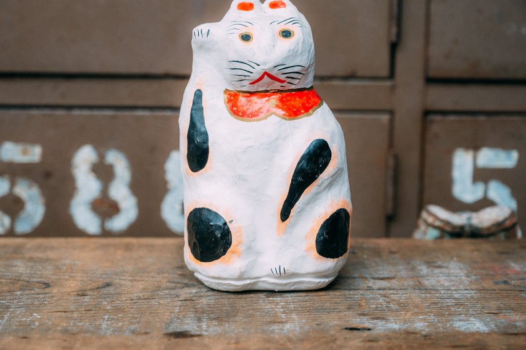郷土玩具の張り子猫