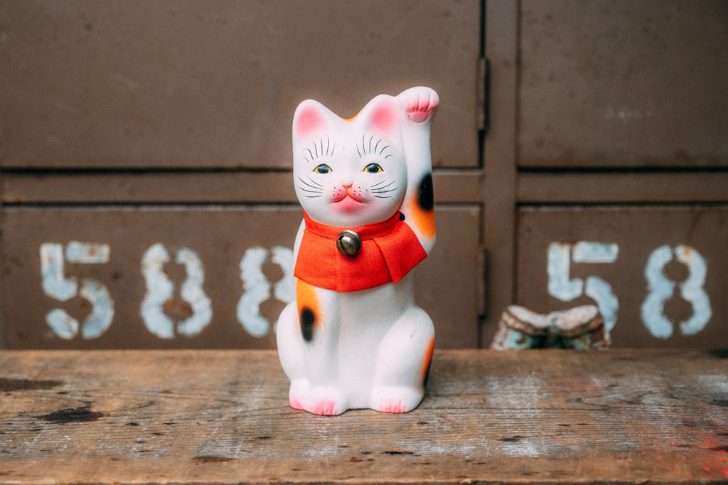 エアブラシ彩色の三毛の招き猫
