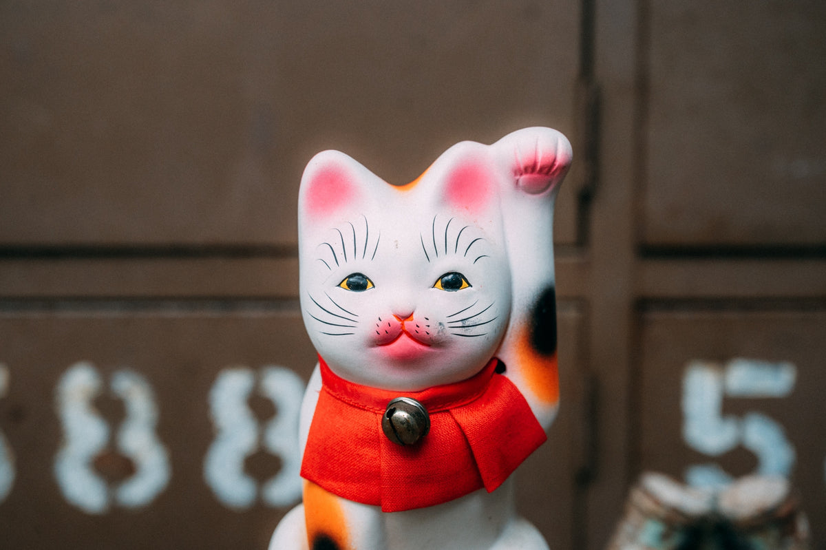 エアブラシ彩色の三毛の招き猫