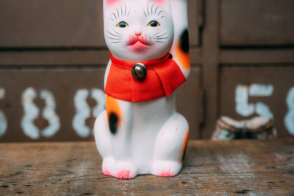 エアブラシ彩色の三毛の招き猫