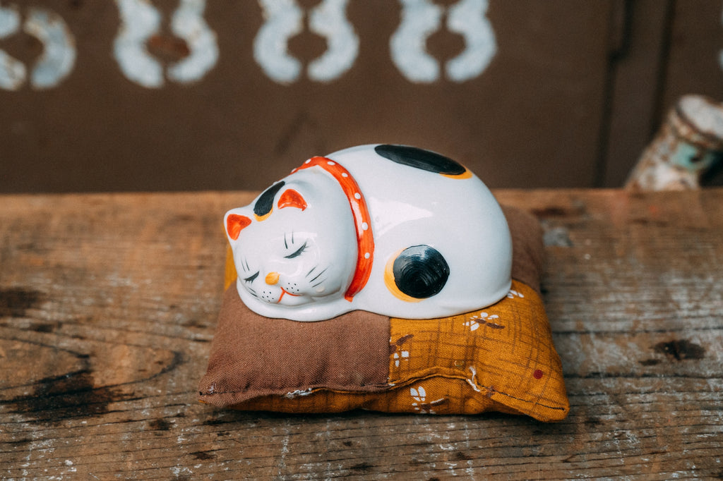磁器の三毛猫