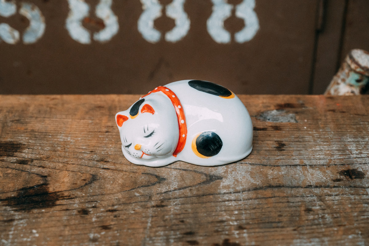 磁器の三毛猫