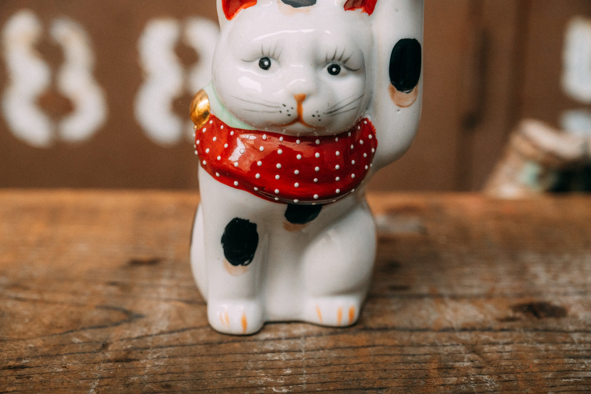 赤水玉スカーフ招き猫