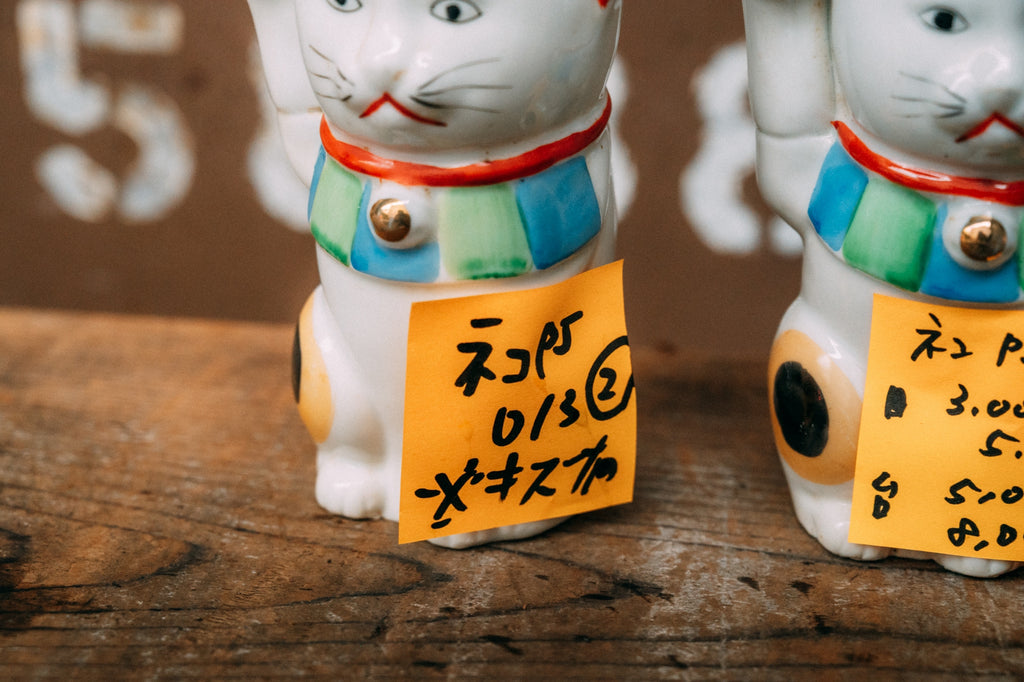 水差し型のヴィンテージ磁器招き猫2体セット