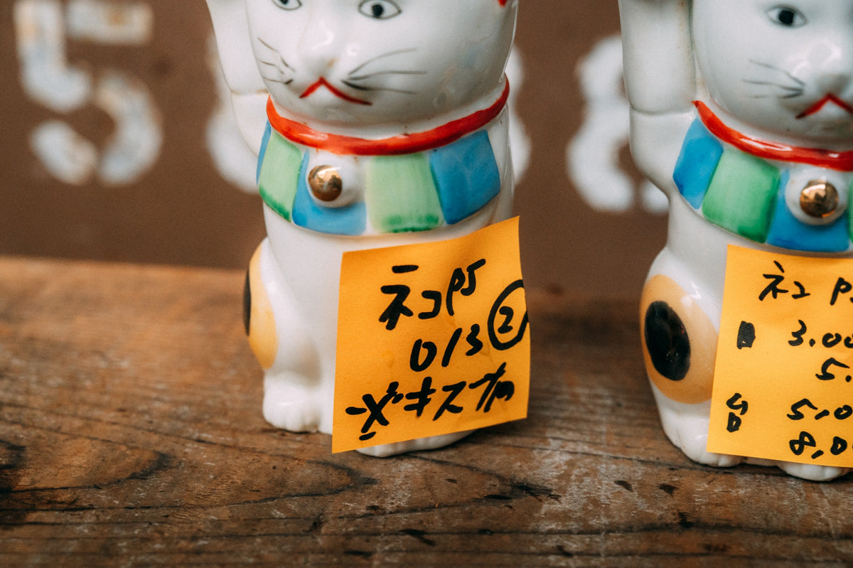 水差し型のヴィンテージ磁器招き猫2体セット