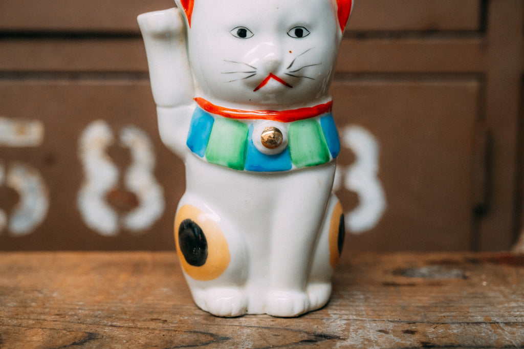 水差し型のヴィンテージ磁器招き猫2体セット