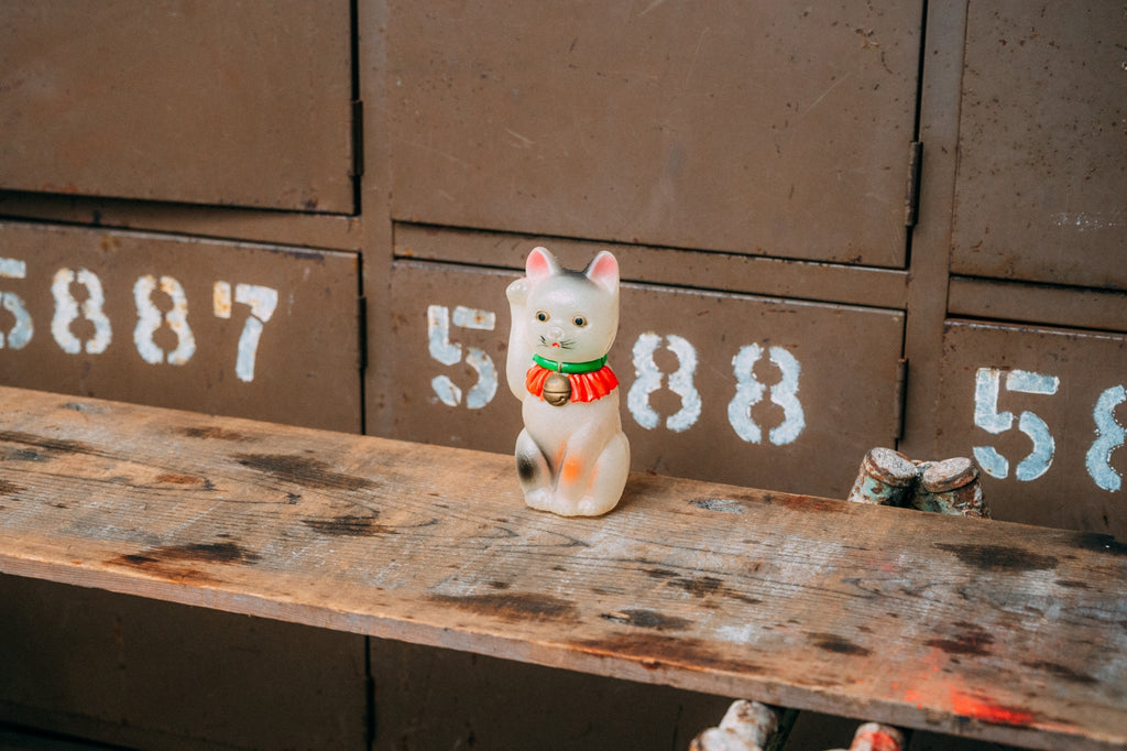 昭和初期〜中期の半透明の招き猫のようなセルロイド玩具