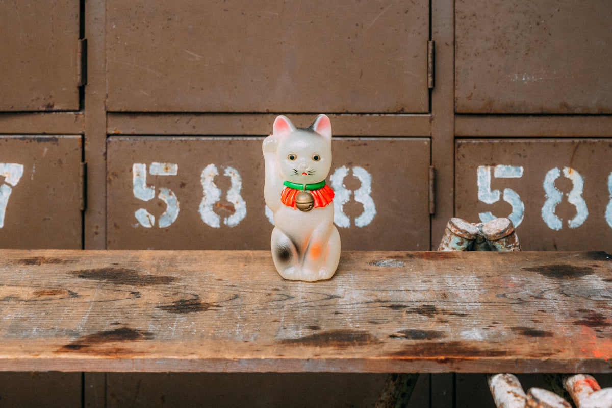 昭和初期〜中期の半透明の招き猫のようなセルロイド玩具