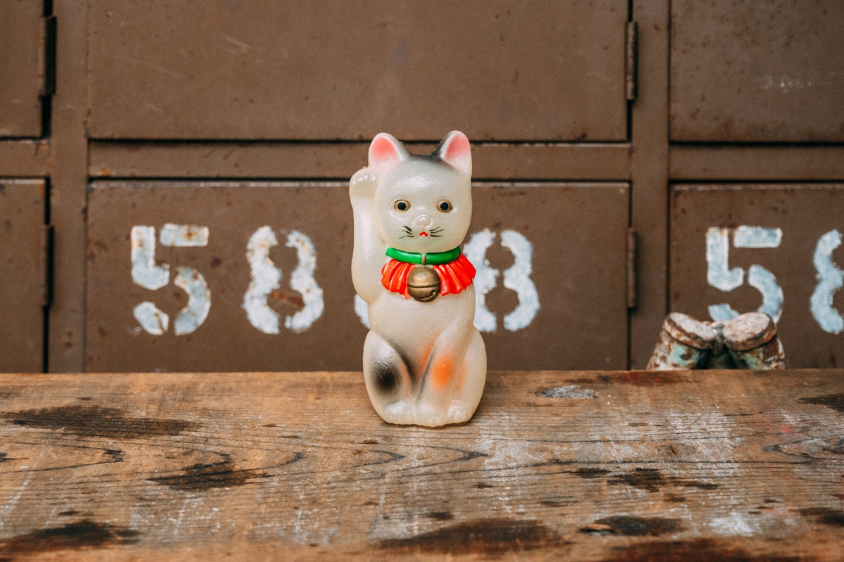 昭和初期〜中期の半透明の招き猫のようなセルロイド玩具