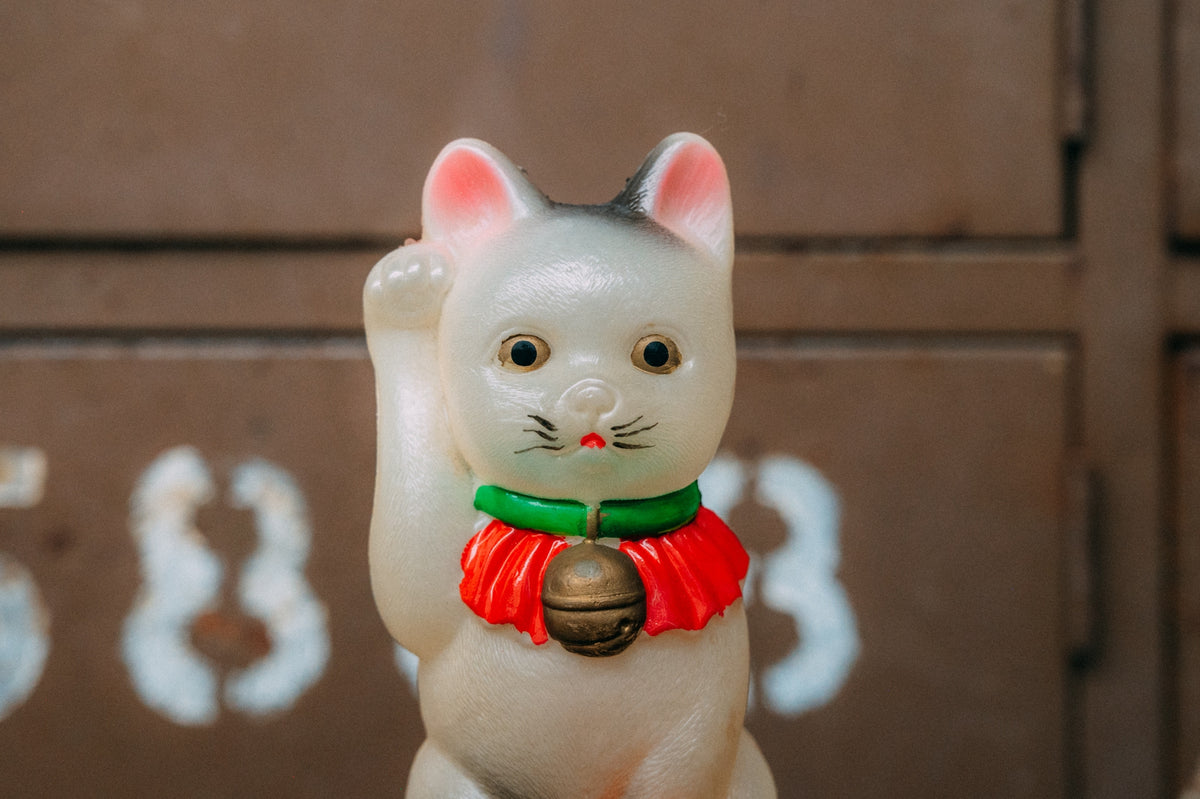 昭和初期〜中期の半透明の招き猫のようなセルロイド玩具