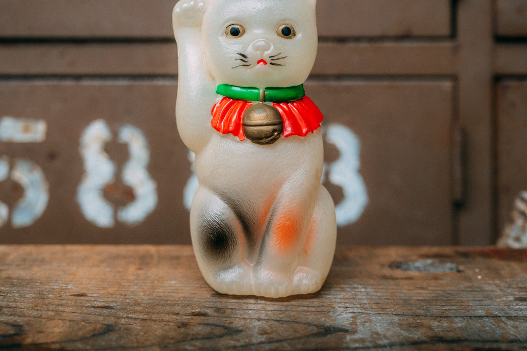 昭和初期〜中期の半透明の招き猫のようなセルロイド玩具