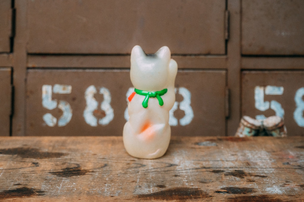 昭和初期〜中期の半透明の招き猫のようなセルロイド玩具