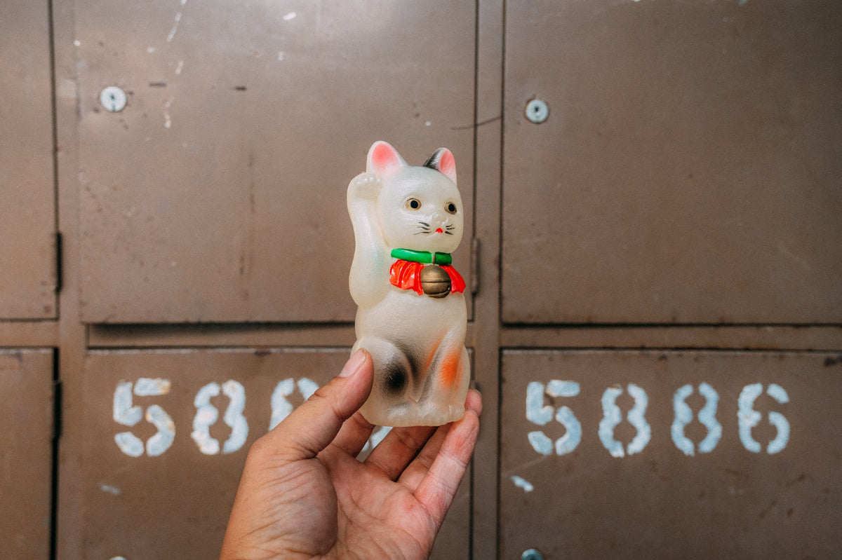 昭和初期〜中期の半透明の招き猫のようなセルロイド玩具