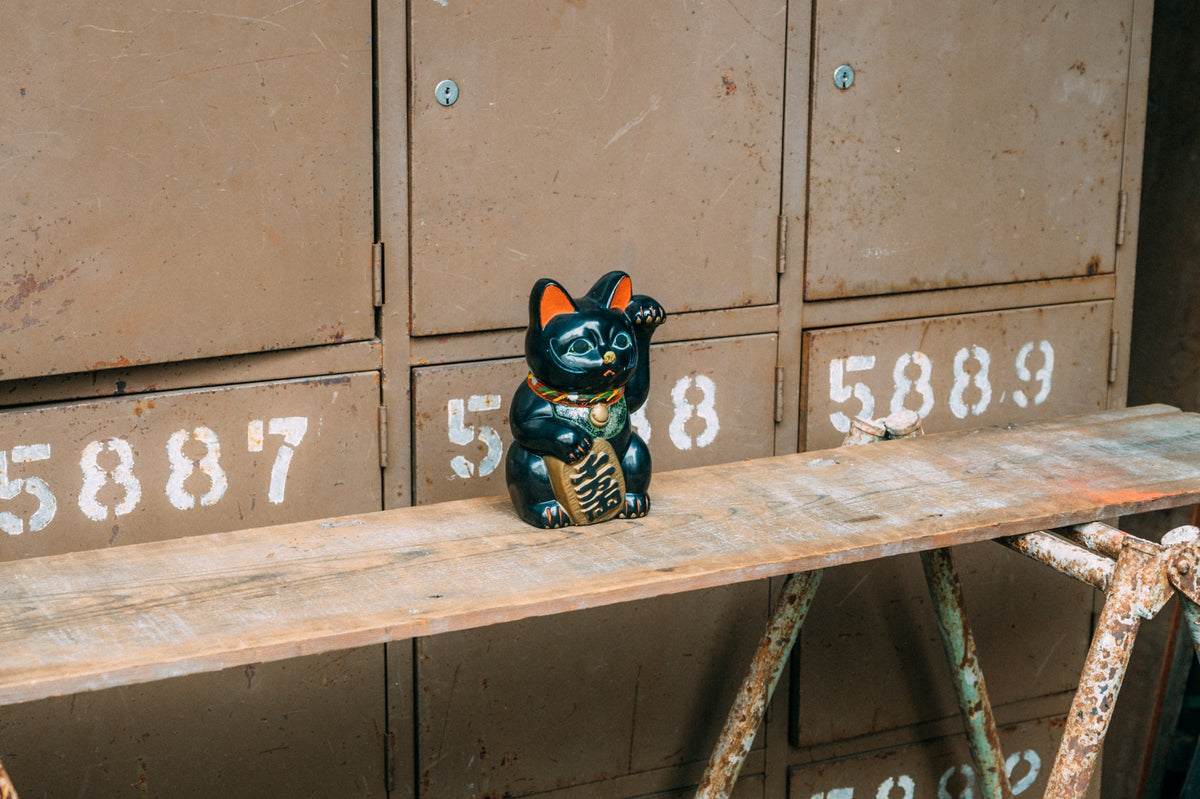 魔除け・厄除けの黒招き猫