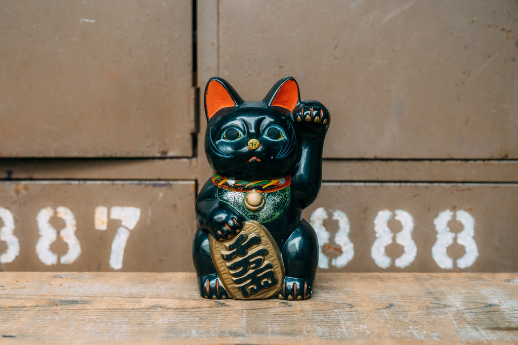 魔除け・厄除けの黒招き猫
