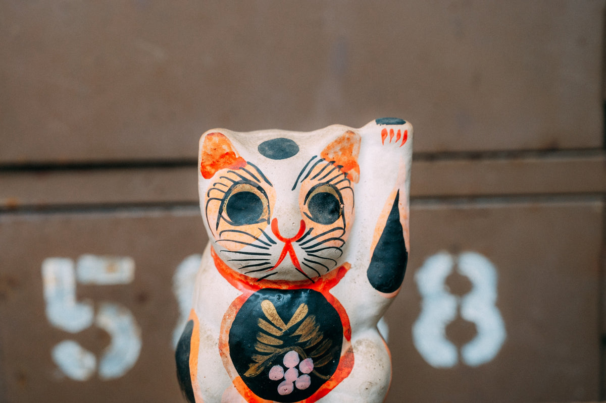 彩色された張り子の招き猫