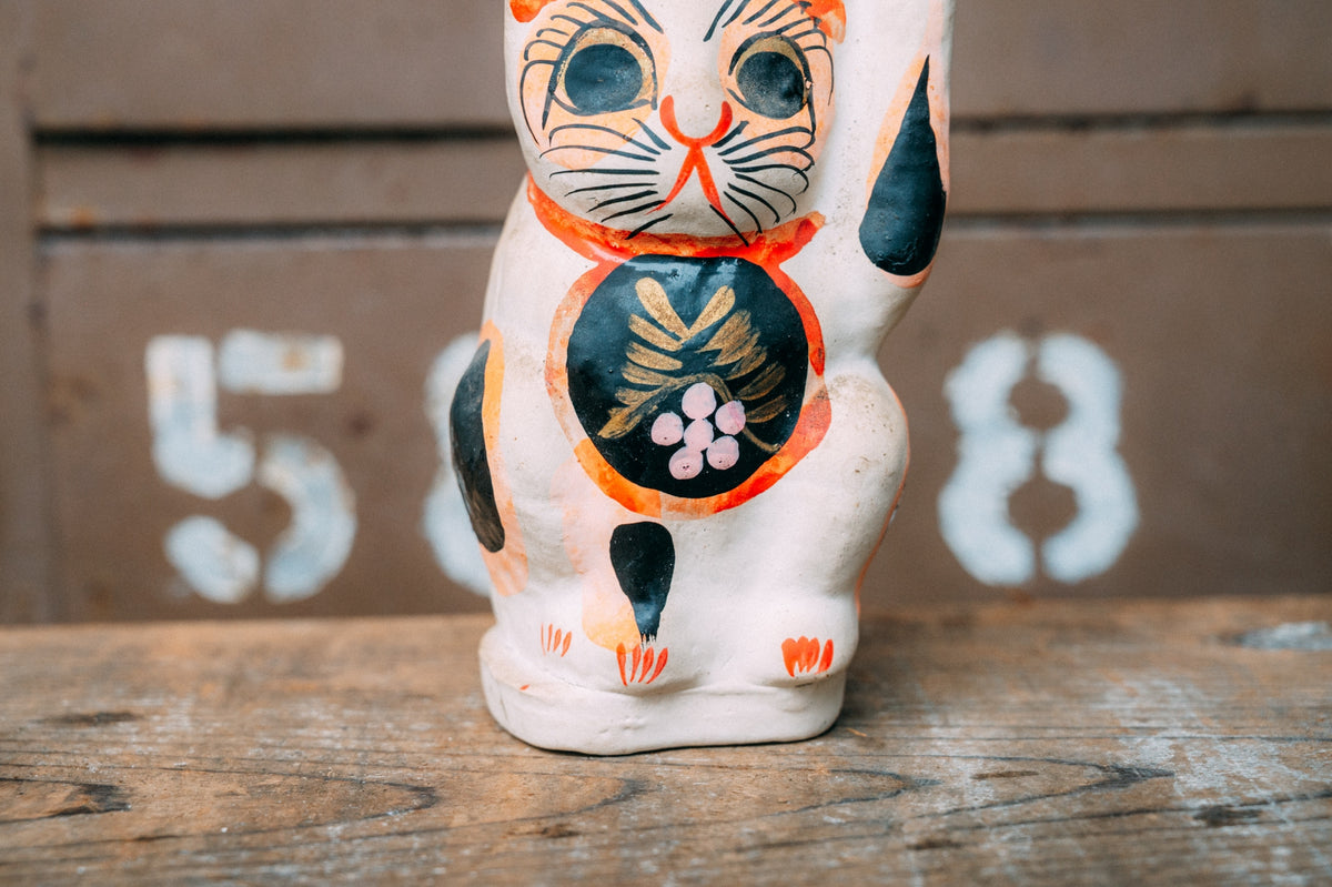 彩色された張り子の招き猫